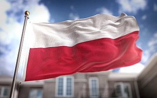 Pijany cudzoziemiec znieważył flagę Polski. Akta sprawy trafiły do sądu